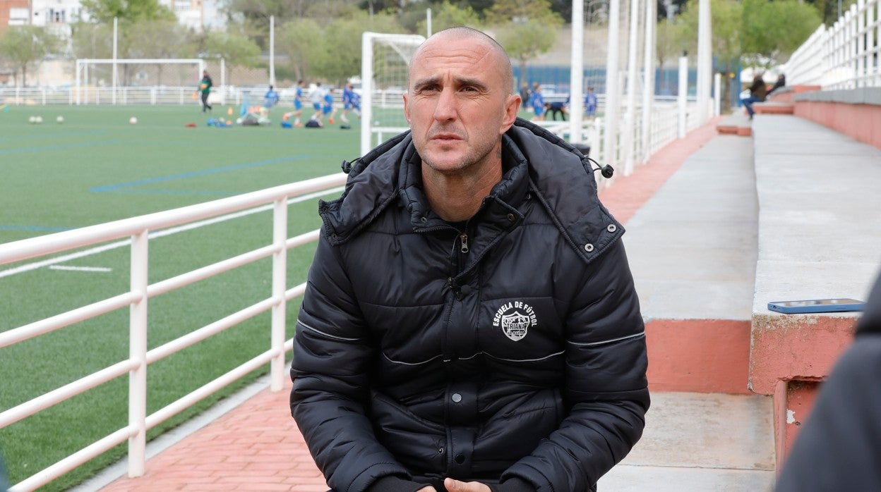 Dani y su vinculación continua al fútbol: da nombre a una escuela de fútbol para niños en Triana