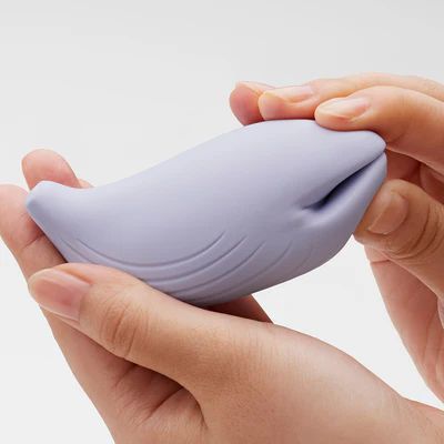 Yoru Sumire de Iroha es un masajeador japonés inspirado en las ballenas que se caracteriza por su material extra soft y sus cinco intensidades de vibración y un patrón nuevo de vibración. Es un juguete nada agresivo en sus formas y colores, creado para sentir un placer extremo partiendo de la suavidad y el respeto por la piel y el medioambiente.