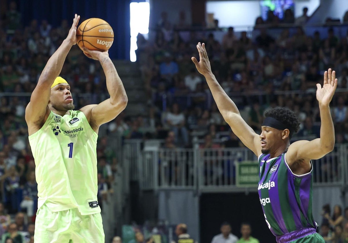 Tylor trata de defender un tiro de Anderson en el tercer partido entre Barcelona y Unicaja