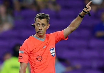 Turpin aplicó por primera vez la nueva norma contra las pérdidas del tiempo en el choque más exótico del Mundial de Clubes