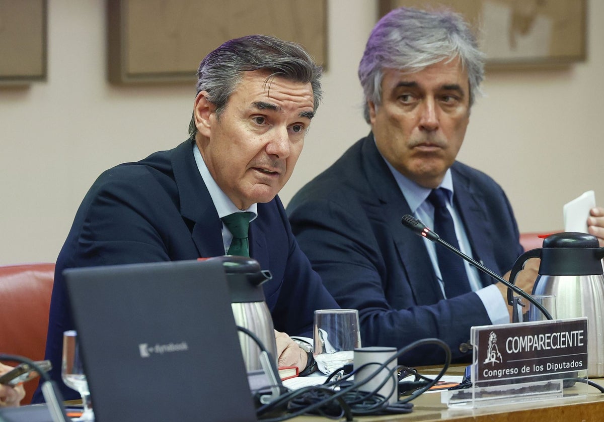 En primer plano, Carlos San Basilio, presidente de la CNMV, en el Congreso de los Diputados