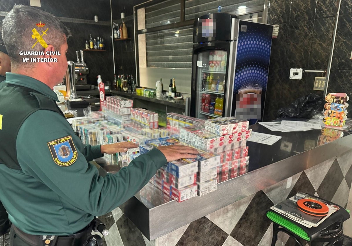 Imagen de paquetes de tabaco intervenidos en un bar de Valencia