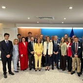 La delegación del PP de Málaga con la presidenta del Parlamento Europeo Roberta Metsola