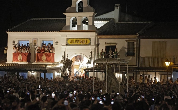 Imagen principal - Los almonteños decidieron tomar otra vía y no acercar las andas a la filial más antigua