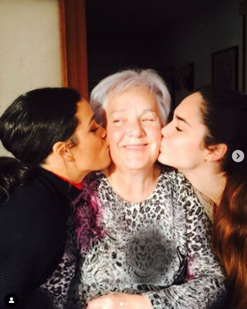 Chanel junto a su abuela y su hermana
