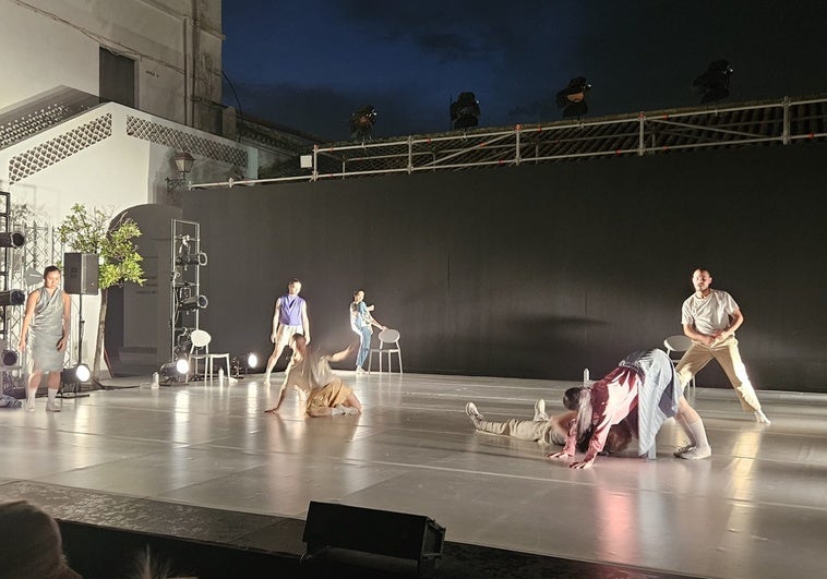 La compañía interpretando la primera pieza del programa que duró unos 35 minutos, después se suspendió la función