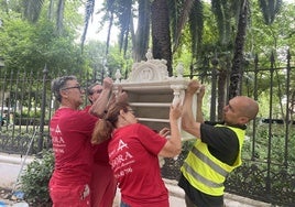 Continúa la restauración de la Glorieta de Bécquer tras un acto vandálico